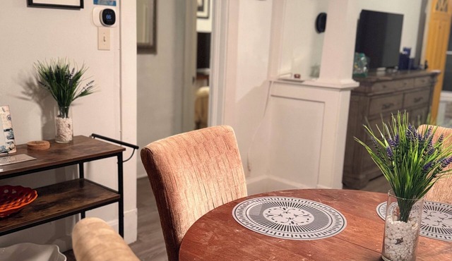 Cozy 2-bedroom house in Kansas City near 2 big stadiums & 10 mins from downtown