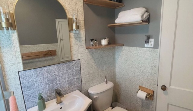 Cozy 2-bedroom house in Sugar Creek less than 20 minutes to World Cup.