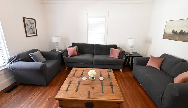 Cozy 2-bedroom house in beautiful Thomasville with AC