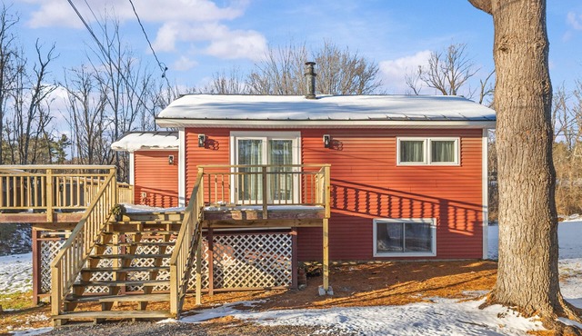 Cozy 2-bedroom house beside a gentle stream in serene Stowe with AC