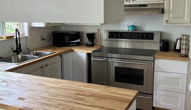 Cozy 2 bedroom house, completely private with WiFi, TV, AC, heater, washer etc.