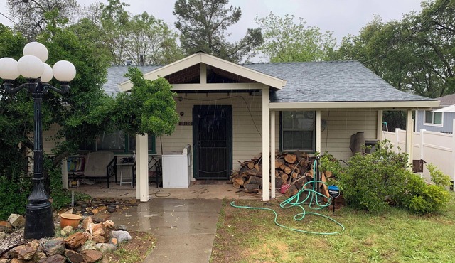 Cozy 2-bedroom house in quaint Jamestown with AC . Near Casinos and Yosemite.