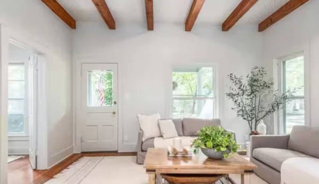 Cozy 2-bedroom house in tranquil Lawrence with AC