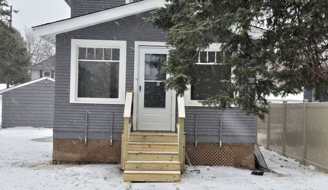 Cozy 2-bedroom house in Superior close to Lake Superior and minutes from Duluth