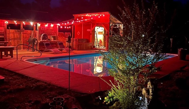 Cozy 2-bedroom house in Ola with cool AC, in ground pool and hot tub