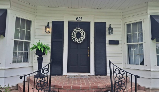 Cozy 2-bedroom house in quaint Ada. Perfect for traveling workers.