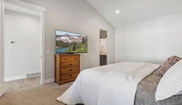 Cozy 2-bedroom house in tranquil Kamas with WiFi, AC