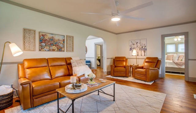 Cozy 2-bedroom house in the heart of Enid with all the amenities.