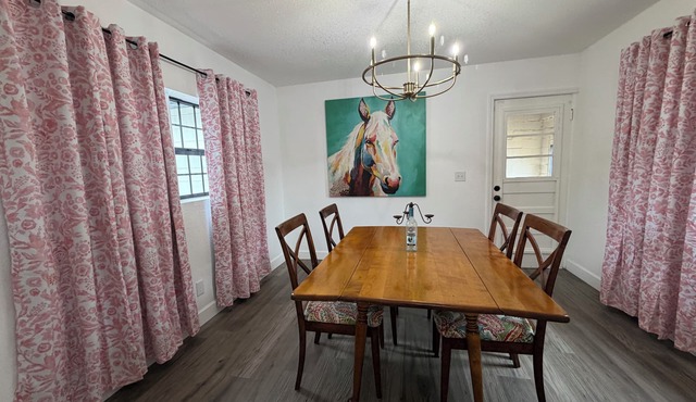 Cozy 2-bedroom house in charming Bartow traveling nurses and vacationers welcome