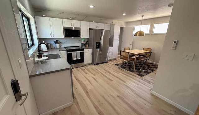 Cozy 2-bedroom house in downtown Bishop, walkable to shops, movies, restaurants!