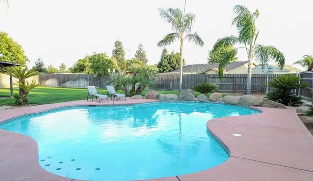 Cozy 2-bedroom house in charming Dinuba with AC, WiFi, a pool and a fitness room