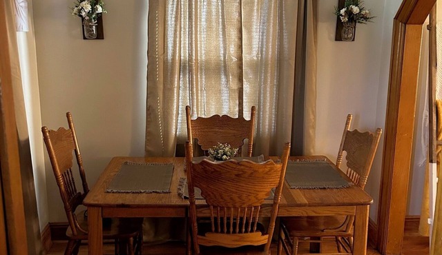 Cozy 2-bedroom house in nice Dunbar with WiFi, AC