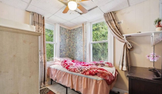 Cozy 2-bedroom house in tranquil Edison with AC