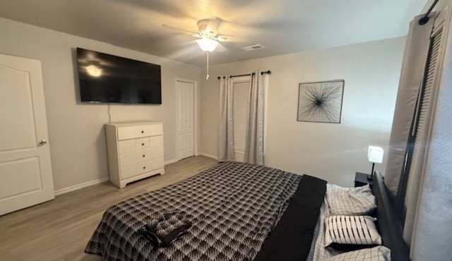 Cozy 2-bedroom house in charming Groves with AC