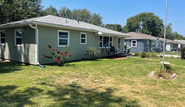 Cozy 2-bedroom house in adorable Joplin with Pool Table