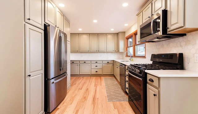 Cozy 2 bedroom house in thriving Eken Park!