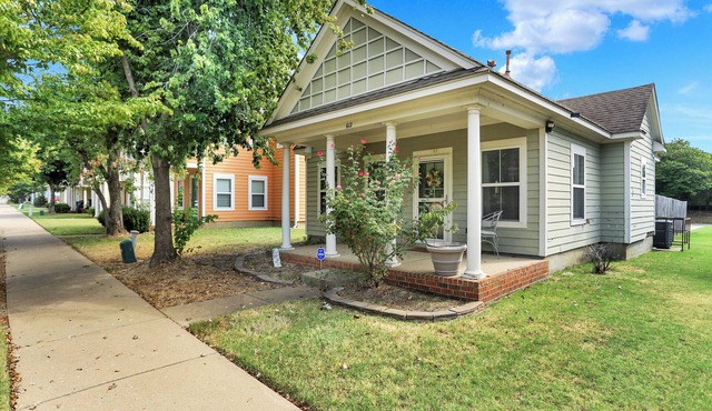 Cozy 2-bedroom house in lively Memphis- Ride the Main St Trolley