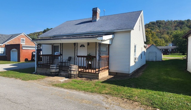 Cozy 2-bedroom house in Ripley with nAC, Coffee Bar and Firepit. Pet friendly.