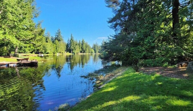 Cozy 2-bedroom house in quiet Cul De Sac on the lake.