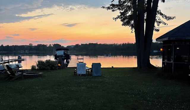Cozy 2-bedroom house in charming Sturgis with Beautiful sunsets on the lake.nn