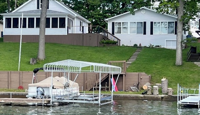Cozy 2-bedroom house on Hamilton Lake, with 80 feet of full lake access