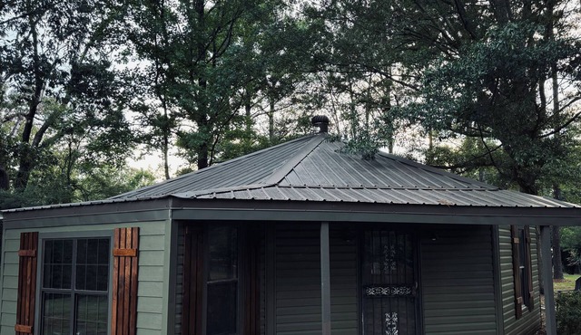 Cozy 2-bedroom house on Enid Lake, just steps from Wallace Creek Campgrounds