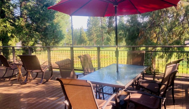 Cozy 2-bedroom house on Lake Almanor West Golf Course in charming Chester