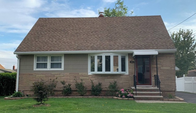 Cozy 2-bedroom house. Only 5 miles from MetLife Stadium. Bus to NYC on corner.