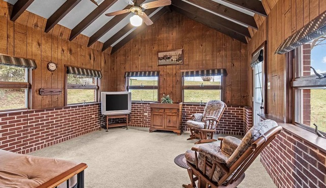 Cozy 2-bedroom house outside Reading with WiFi, three-season room.