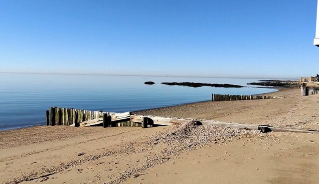 Cozy 2-bedroom house sleeps 5, in charming East Haven Ct. with AC on the beach