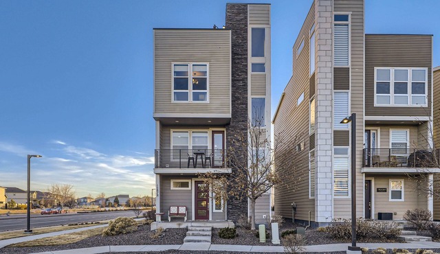 Cozy 2-bedroom house Rooftop Deck WiFi, AC