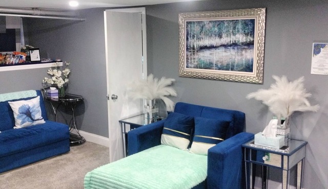 Cozy 2-bedroom house in pleasant Hempstead with AC and fitness room