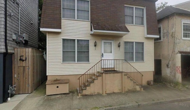 Cozy 2-bedroom house in soothing Highlands, steps away to the Bay!