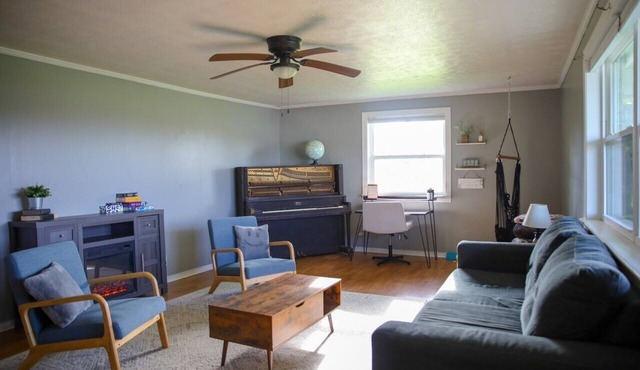 Cozy 2-bedroom house in Jamestown with AC, WiFi