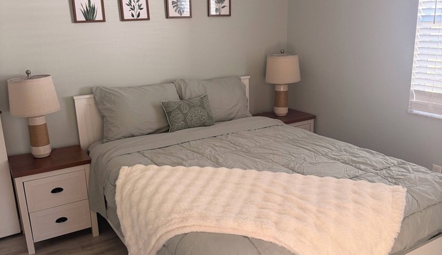 Cozy 2 bedroom house in the historic side of the villages! golf cart included!