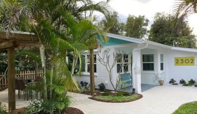 Cozy 2-bedroom house in charming Melbourne with a private hot tub