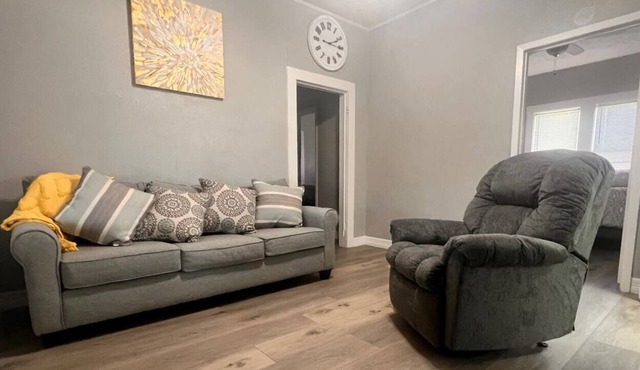 Cozy 2 bedroom house with fenced yard