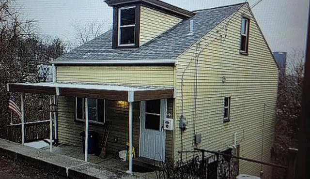 Cozy 2-bedroom house with a view in enjoyable Pittsburgh