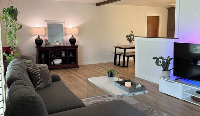 Cozy 2-bedroom house with WiFi and AC in Plainview