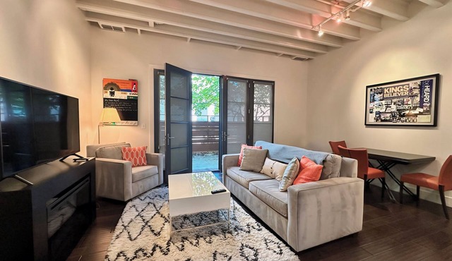 Cozy 2 bedroom house 5 minutes to downtown and UC Davis Medical