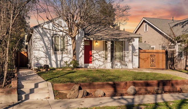 Cozy 2-bedroom house in welcoming Sacramento close to UC Davis & MidTown