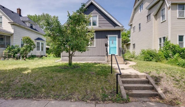 Cozy 2-bedroom House with AC and WiFi by Soccer Stadium
