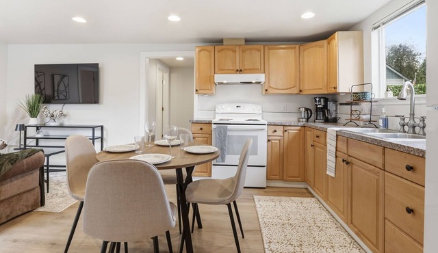 Cozy 2-bedroom house in Vancouver perfect travelers!