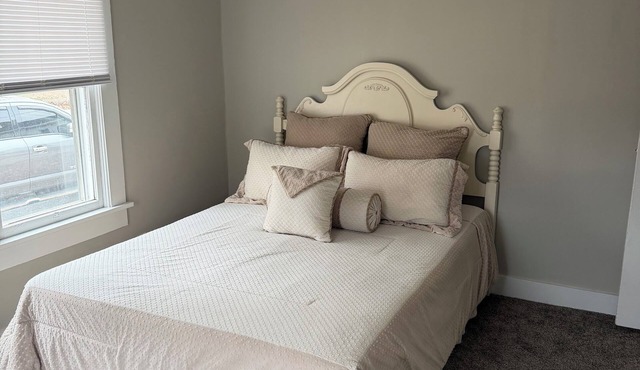 Cozy 2-bedroom house in pleasant Vincennes with AC