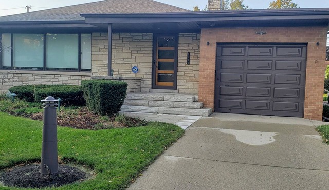 Cozy 2 bedroom house/w garage in Skokie