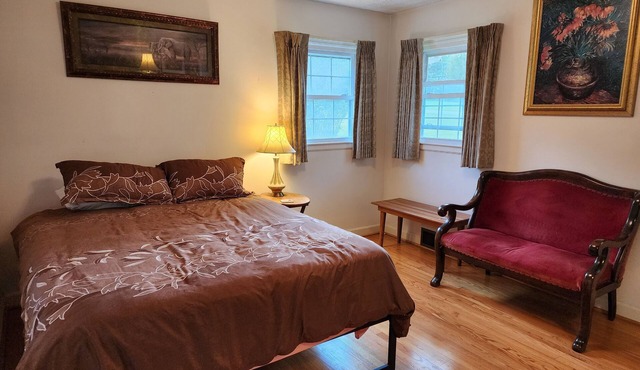 Cozy 2 bedroom house with Fiber Optic WiFi