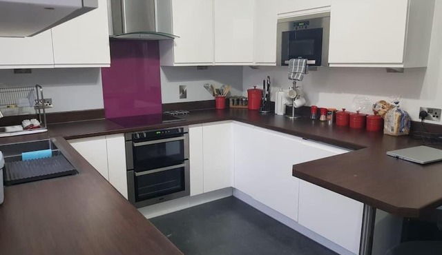 Cozy 2 bedroom house with private parking