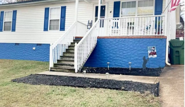 Cozy 2-bedroom house with 75in TV, King bed, fire pit