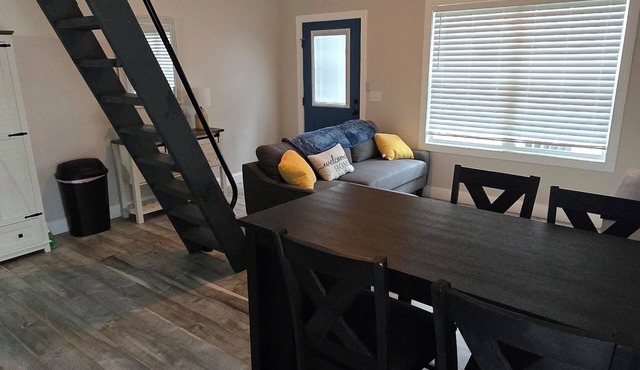 Cozy 2-bedroom in beautiful Newport with AC