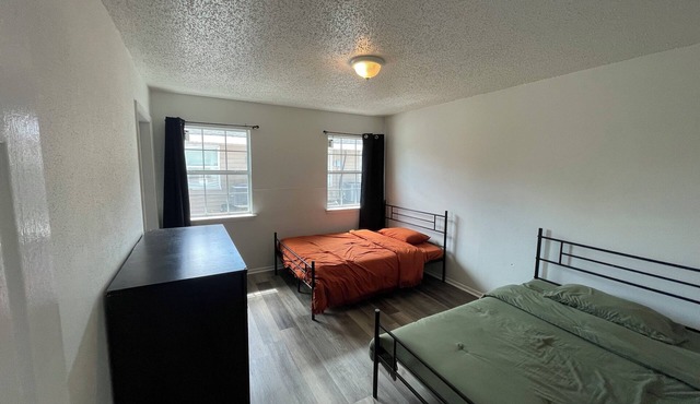 Cozy 2-bedroom in Harvey with fast wifi. Apt A